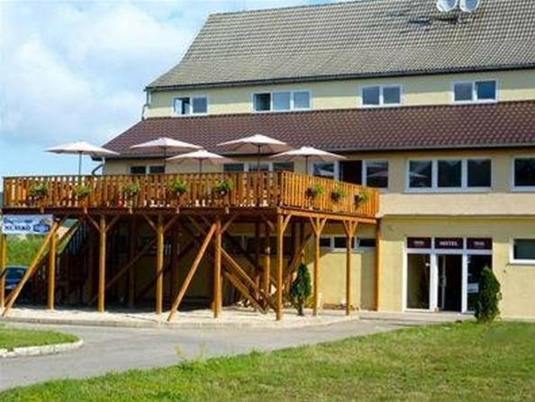 Sport Hotel Ostrov Тренчин Экстерьер фото
