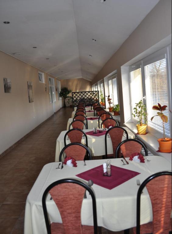 Sport Hotel Ostrov Тренчин Экстерьер фото